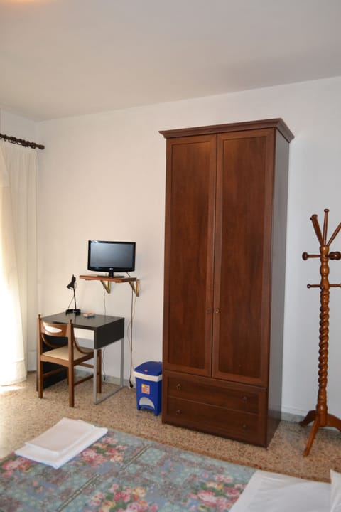 Basic Double or Twin Room | Desk