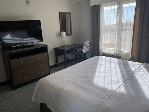 Suite, Non Smoking | In-room safe, desk, laptop workspace, blackout drapes