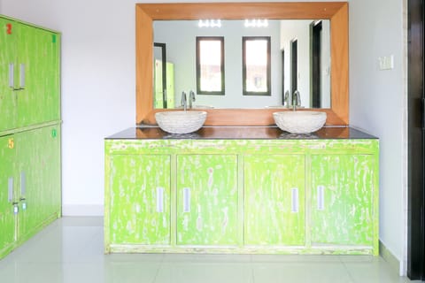 Shared Dormitory | Bathroom | Separate tub and shower, hydromassage showerhead