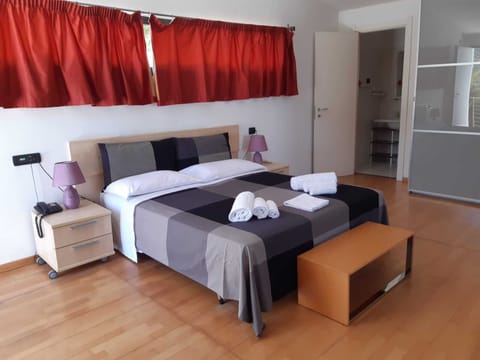 Suite | Blackout drapes, free WiFi, bed sheets