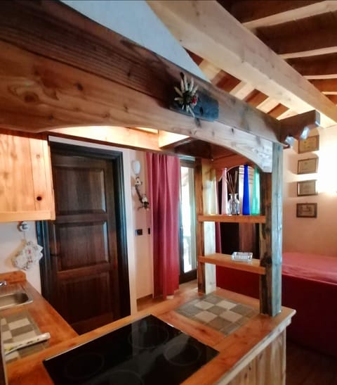 Romantic Suite | Private kitchen | Full-size fridge, stovetop, cookware/dishes/utensils