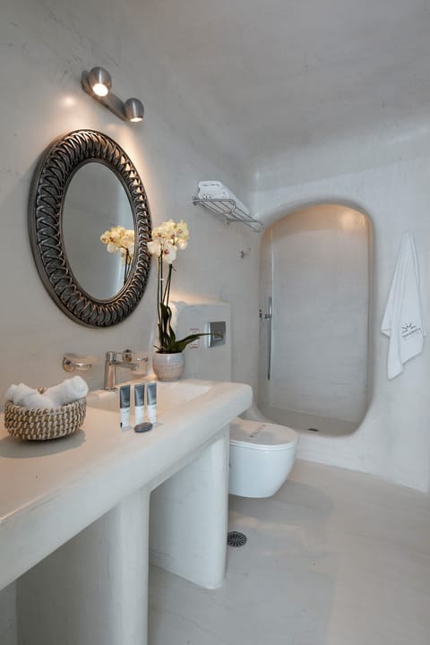 Junior Suite ( Caldera View) | Bathroom | Shower, rainfall showerhead, free toiletries, hair dryer