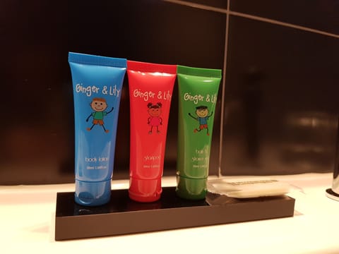 Family Room | Bathroom | Free toiletries, hair dryer, towels