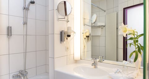 Combined shower/tub, eco-friendly toiletries, hair dryer