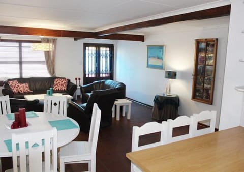 House | Living room | Flat-screen TV, DVD player