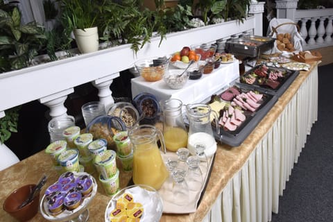 Daily buffet breakfast for a fee