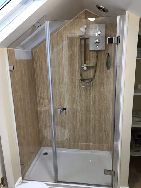 Single Room, Ensuite | Bathroom | Shower, free toiletries, hair dryer, towels