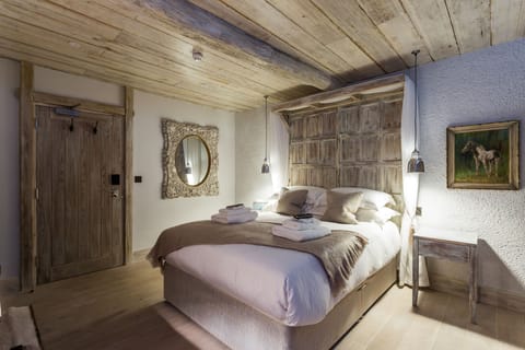 Premier Double Room, 1 King Bed | Premium bedding, minibar, in-room safe, desk