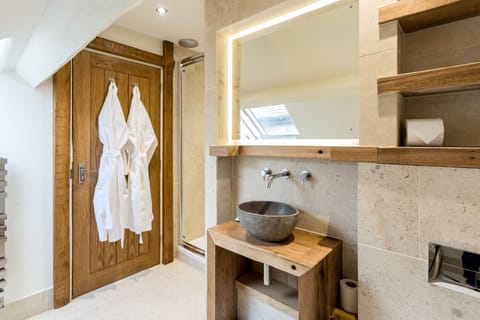 Premium Double Room, 1 King Bed | Bathroom | Designer toiletries, hair dryer, bathrobes, towels