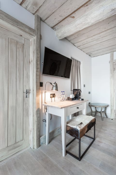 Premier Double Room, 1 King Bed | Premium bedding, minibar, in-room safe, desk