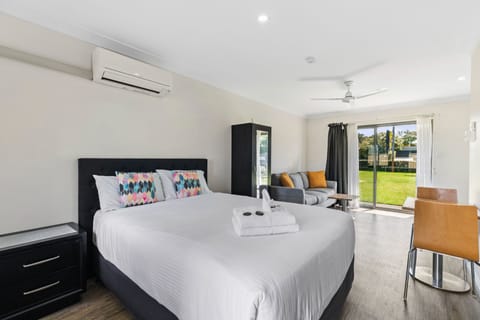 Queen Room  | Premium bedding, desk, iron/ironing board, WiFi (free)