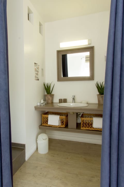 Family Room | Bathroom sink