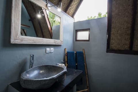 Deluxe Villa | Bathroom | Shower, free toiletries, hair dryer, slippers
