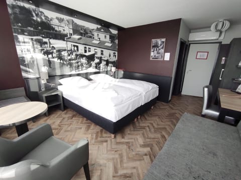 Hypo-allergenic bedding, desk, blackout drapes, free WiFi