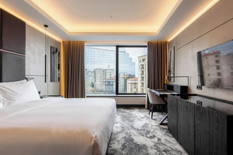 Hypo-allergenic bedding, minibar, in-room safe, desk