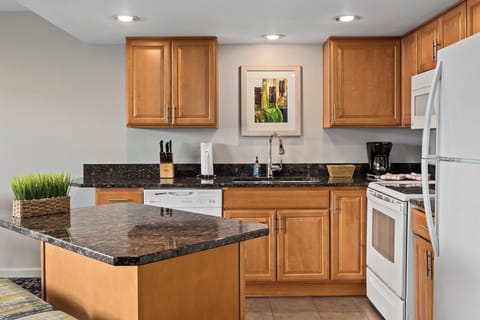 Full-size fridge, microwave, coffee/tea maker, toaster