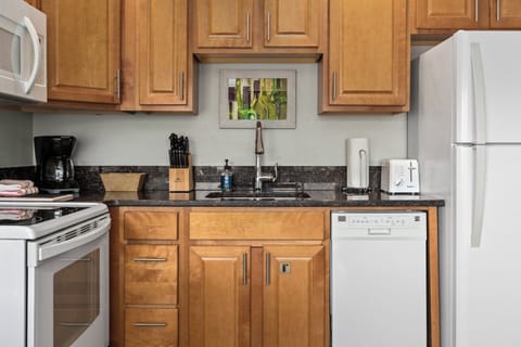 Full-size fridge, microwave, coffee/tea maker, toaster