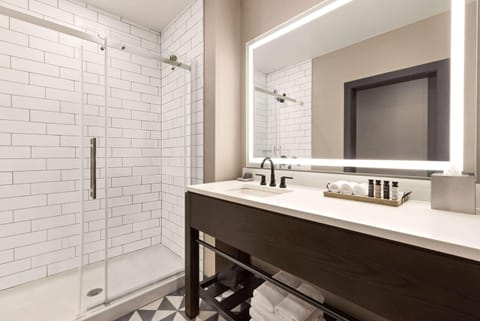 Studio Suite, 1 King Bed, Non Smoking, Corner | Bathroom | Free toiletries, hair dryer, towels