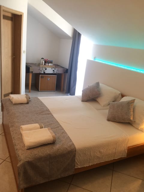 Triple Room, 1 Queen Bed with Sofa bed | Desk, free WiFi, bed sheets