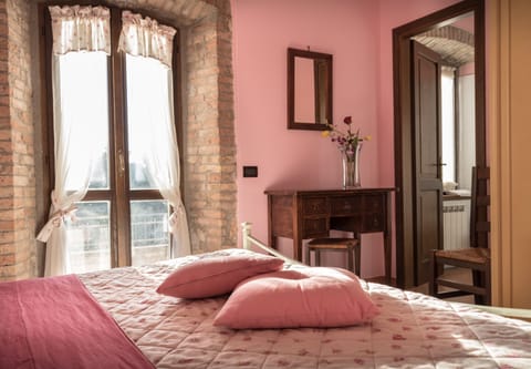 Comfort Double Room, 1 Queen Bed, Private Bathroom, Garden View (Rosa) | Desk, blackout drapes, soundproofing, cribs/infant beds