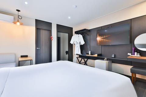 Business Double Room | Desk, soundproofing, free WiFi, bed sheets