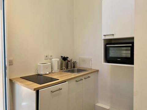 Apartment (Suite Luxe) | Private kitchen | Toaster, dining tables