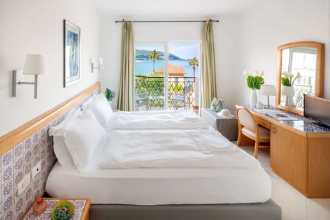 Comfort Room | Minibar, in-room safe, desk, free WiFi