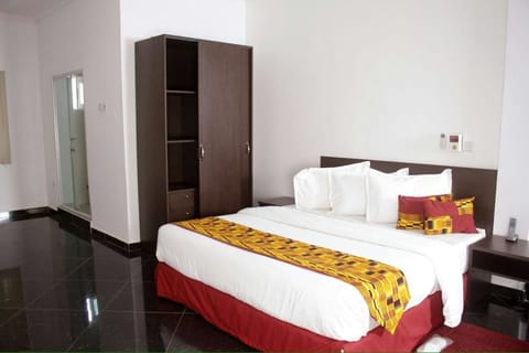 Executive Double Room, 1 Queen Bed, Non Smoking | Desk, WiFi (free), bed sheets