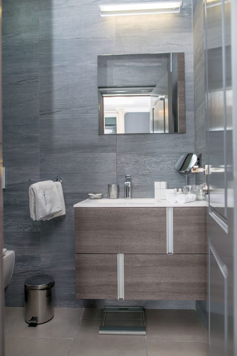 Deluxe Suite, Bay View, Sea Facing | Bathroom | Shower, free toiletries, hair dryer, bathrobes