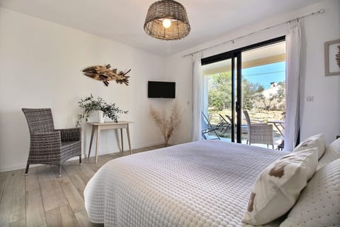 Double Room | Premium bedding, desk, laptop workspace, blackout drapes