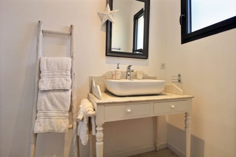 Double Room | Bathroom | Shower, free toiletries, hair dryer, towels