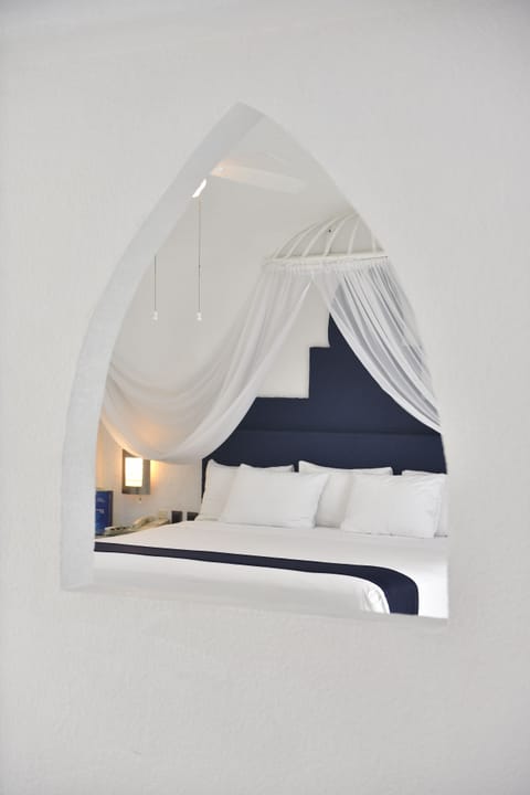 Honeymoon Suite with Jacuzzi | 1 bedroom, minibar, in-room safe, desk