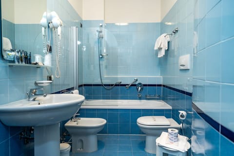 Triple Room, 2 Bedrooms, Connecting Rooms | Bathroom | Shower, free toiletries, hair dryer, bidet