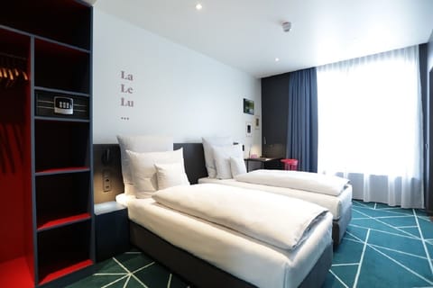 Twin Room | Living area | TV