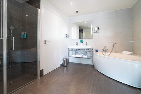 Superior Triple Room, Balcony, Sea View | Bathroom | Rainfall showerhead, free toiletries, hair dryer, towels