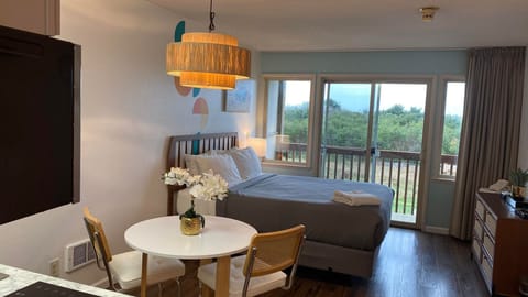 Studio, 2nd Floor (Dog-Friendly) | In-room dining