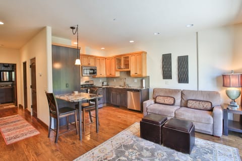 Superior Room, 1 Queen Bed with Sofa bed (Carriage House) | Living area | 42-inch flat-screen TV with cable channels, TV