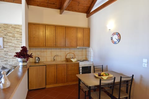 House, 1 Bedroom | Private kitchen | Fridge, microwave, oven, stovetop