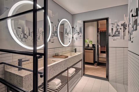 Premium Room, 1 King Bed | Bathroom | Shower, free toiletries, hair dryer, slippers