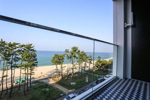 VIP Room, Ocean View (Extra Duvet cost KRW10,000, Mixed Gender not allowed for more than 3) | Balcony view