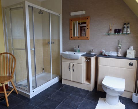 Twin Room, Private Bathroom | Blackout drapes, free WiFi, bed sheets