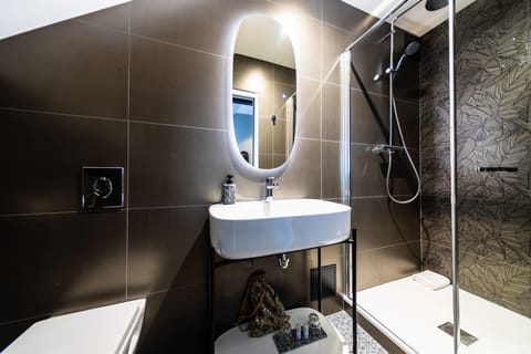 Standard Double Room | Bathroom | Free toiletries, hair dryer, towels