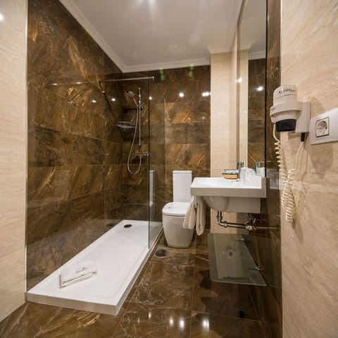 Economy Room (doble or twin) | Bathroom | Hair dryer, towels