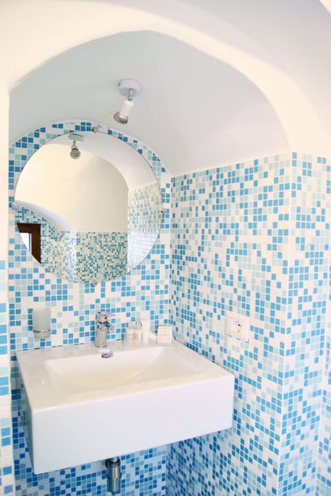 Deluxe Triple Room, 1 Bedroom | Bathroom sink