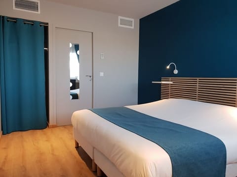 Double or Twin Room | Desk, blackout drapes, soundproofing, iron/ironing board