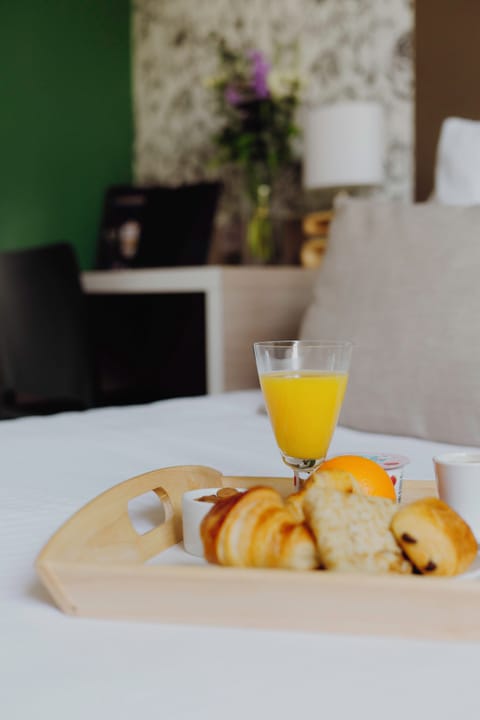 Desk, blackout drapes, free WiFi, bed sheets