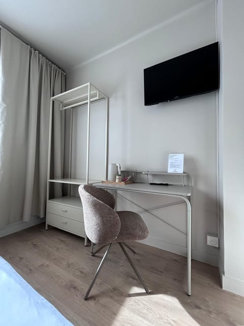 Desk, blackout drapes, free WiFi, bed sheets