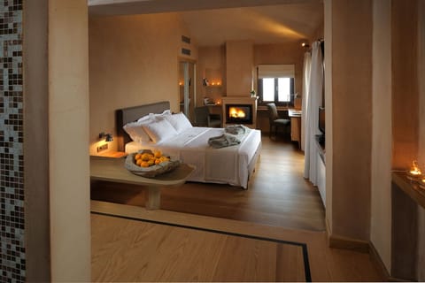 Elegant Suite with Fireplace & View | Minibar, in-room safe, soundproofing, free WiFi