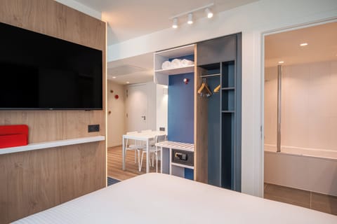 Suite, 2 Bedrooms | Hypo-allergenic bedding, pillowtop beds, minibar, in-room safe