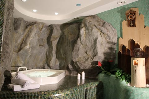 Sauna, hot tub, steam room